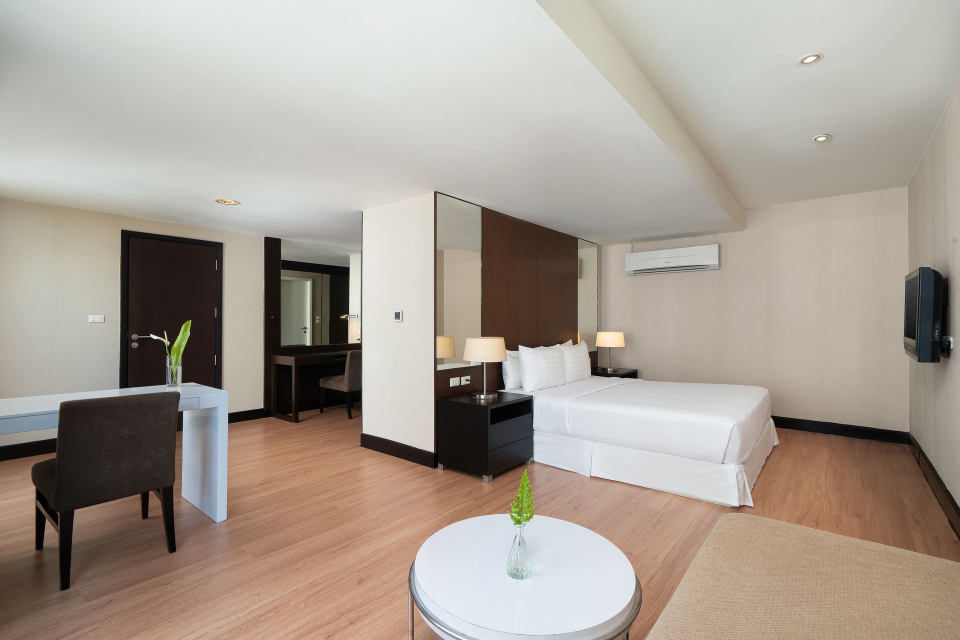 Three Bedrooms Suite dining area